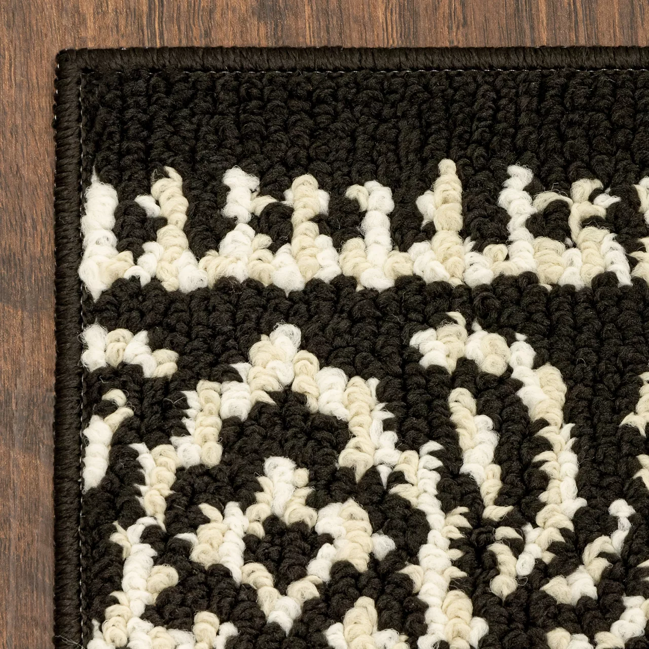 Broyhill Black & White Ornate Fascination Accent Rug 17 Broyhill Black & White Ornate Fascination Accent Rug - Image 15
